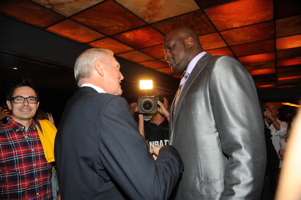 热议成都被罚：想出前5排空场的是人才；应重罚肇事者轻罚俱乐部（成都被罚引热议：前五排空座成妙招，呼吁重罚肇事者、从轻处理俱乐部）