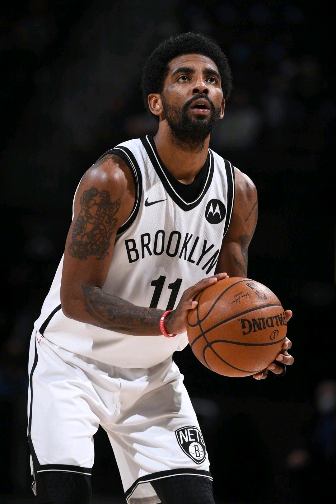 张家齐对陈芋汐的坚守满眼敬佩！她也挣扎过一段时间，挺心疼的（张家齐对陈芋汐的坚定守护令人敬佩，她也曾经历一段挣扎，叫人心疼）