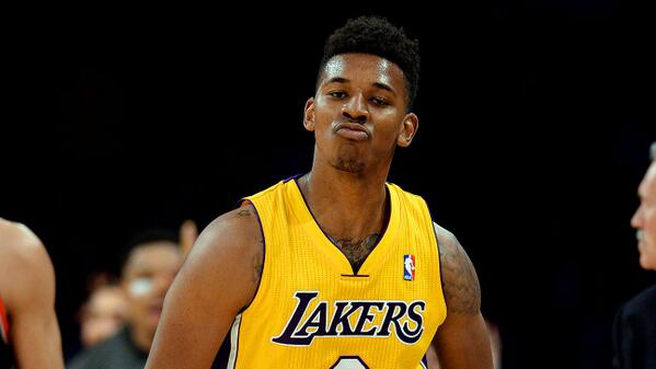 萨勒马克尔斯比赛里与裁判对峙，还被裁判踢了一脚（萨勒马克尔斯赛中与裁判对峙，竟被裁判踢了一脚）