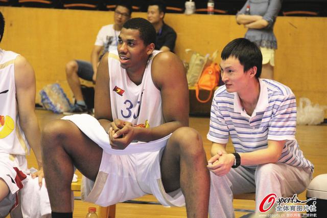 登国际舞台，泰州队“苏超”冠军奖杯亮相中国国际进口博览会（泰州队“苏超”冠军奖杯登上中国国际进口博览会舞台）