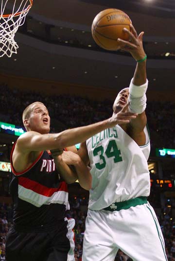 囧叔向裁判施压后染红，罗基：容忍这种行为问题会越来越严重（囧叔施压裁判遭红牌驱逐，罗基警告：纵容此类行为只会让问题愈演愈烈）