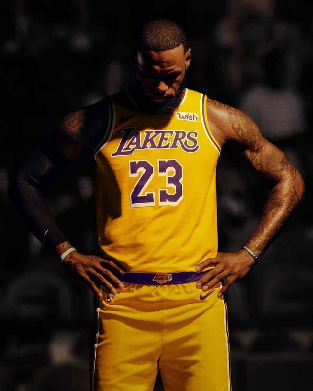 亚马尔送制胜助攻后染黄，无缘下一轮对阵布拉格斯拉维亚的欧冠（亚马尔制胜助攻后染黄，欧冠下轮缺席战布拉格斯拉维亚）